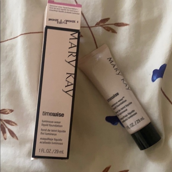 Liquid Foundation - Picture 4 of 5